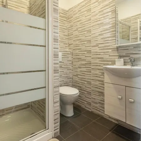 With A Large Garden In The Hills Of Appartement